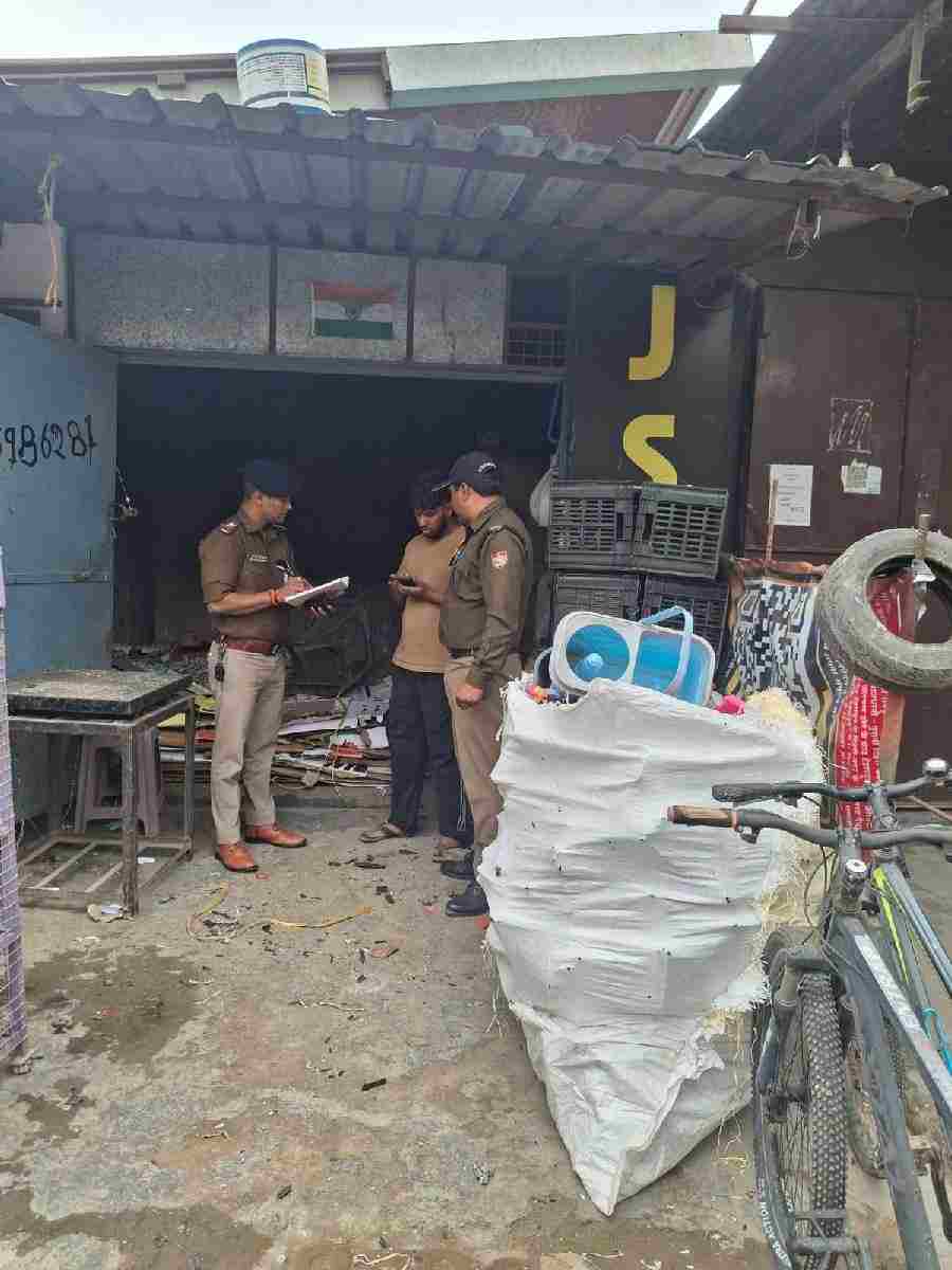 Operation Crackdown के तहत एसएसपी दून के निर्देशों पर लगातार जारी है दून पुलिस का सत्यापन अभियान, कबाड़ का काम करने वाले 293 व्यक्तियों के पुलिस ने किये सत्यापन