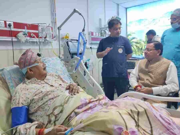 मुख्यमंत्री धामी ने एम्स ऋषिकेश पहुंचकर कैबिनेट मंत्री सतपाल महाराज के स्वास्थ्य की ली जानकारी