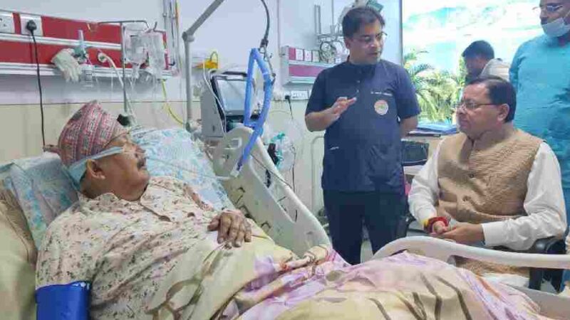 मुख्यमंत्री धामी ने एम्स ऋषिकेश पहुंचकर कैबिनेट मंत्री सतपाल महाराज के स्वास्थ्य की ली जानकारी