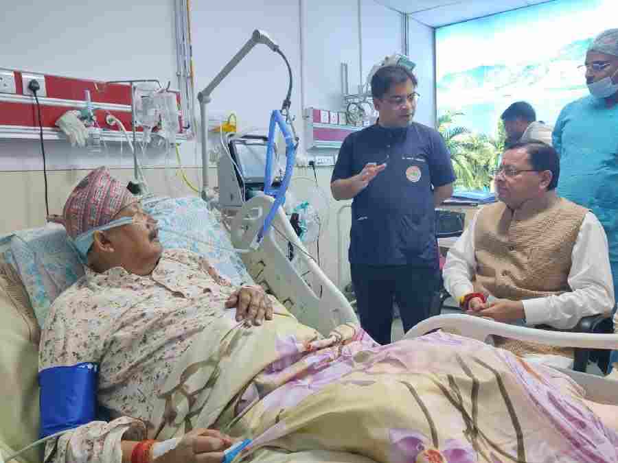 मुख्यमंत्री धामी ने एम्स ऋषिकेश पहुंचकर कैबिनेट मंत्री सतपाल महाराज के स्वास्थ्य की ली जानकारी