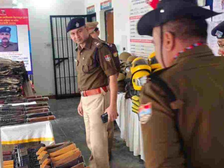 पुलिस अधीक्षक नगर द्वारा किया गया थाना बसंत विहार का वार्षिक निरीक्षण, मालखाने के निरीक्षण में लम्बित माल मुकदमाती के शीघ्र निस्तारण के दिये निर्देश, थाने पर मौजूद पुलिसकर्मियों से करवाई शस्त्र कवायद