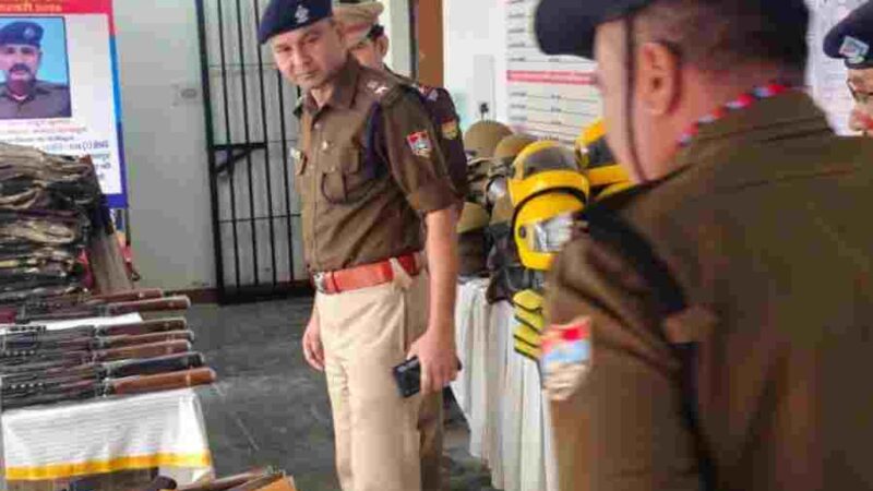 पुलिस अधीक्षक नगर द्वारा किया गया थाना बसंत विहार का वार्षिक निरीक्षण, मालखाने के निरीक्षण में लम्बित माल मुकदमाती के शीघ्र निस्तारण के दिये निर्देश, थाने पर मौजूद पुलिसकर्मियों से करवाई शस्त्र कवायद