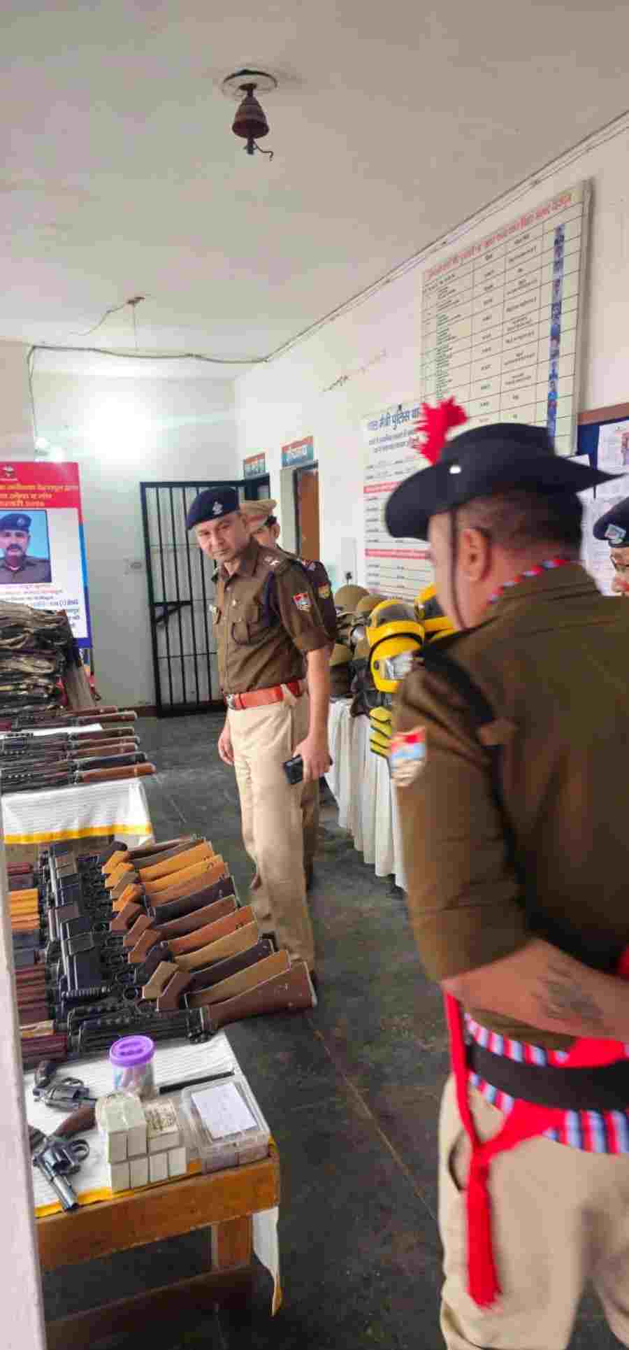 पुलिस अधीक्षक नगर द्वारा किया गया थाना बसंत विहार का वार्षिक निरीक्षण, मालखाने के निरीक्षण में लम्बित माल मुकदमाती के शीघ्र निस्तारण के दिये निर्देश, थाने पर मौजूद पुलिसकर्मियों से करवाई शस्त्र कवायद
