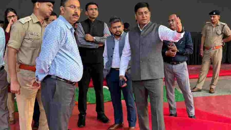 परेड ग्राउंड में प्रस्तावित कार्यक्रम के दृष्टिगत जिलाधिकारी तथा एसएसपी ने किया कार्यक्रम स्थल का निरीक्षण, सुरक्षा के समुचित प्रबंध सुनिश्चित करने के दिये निर्देश