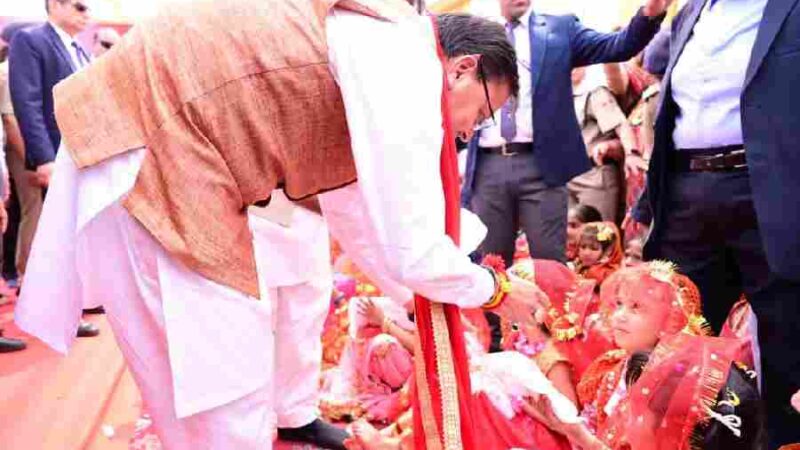 मुख्यमंत्री ने सामूहिक कन्या पूजन कार्यक्रम में किया प्रतिभाग