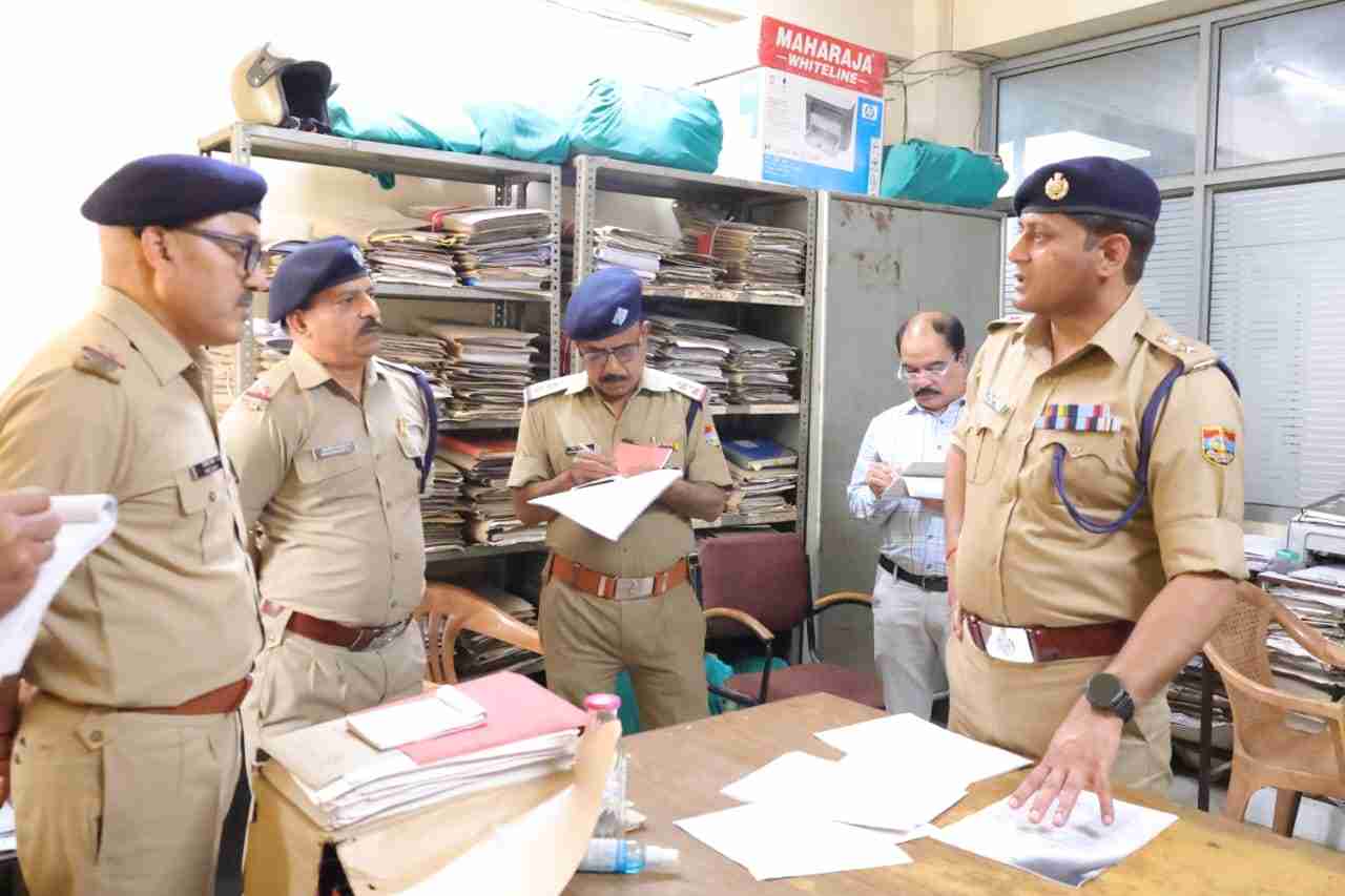 एसएसपी देहरादून द्वारा किया गया पुलिस कार्यालय का वार्षिक निरीक्षण, पत्रावलियों/जांचो को अनावश्यक रूप से लम्बित रखने वालों के विरूद्ध कडी कार्यवाही की दी चेतावनी