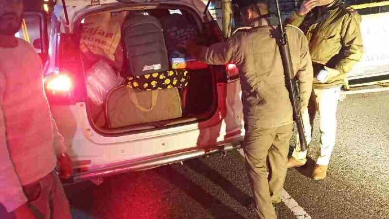 एसएसपी देहरादून के निर्देशों पर सम्पूर्ण जनपद में दून पुलिस द्वारा लगातार चलाया जा रहा सघन चेकिंग अभियान, पुलिस की अलग-अलग टीमो द्वारा नगर से देहात तक आने जाने वाले वाहनों की करी आकस्मिक चेकिंग