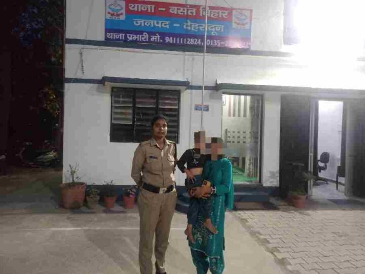 दून पुलिस ने लौटाई परिवार के चेहरे पर मुस्कान, खेल-खेल में घर से भटक गया था 4 वर्षीय बालक, बालक को सकुशल वापस पाकर परिजनों ने ली राहत की सांस