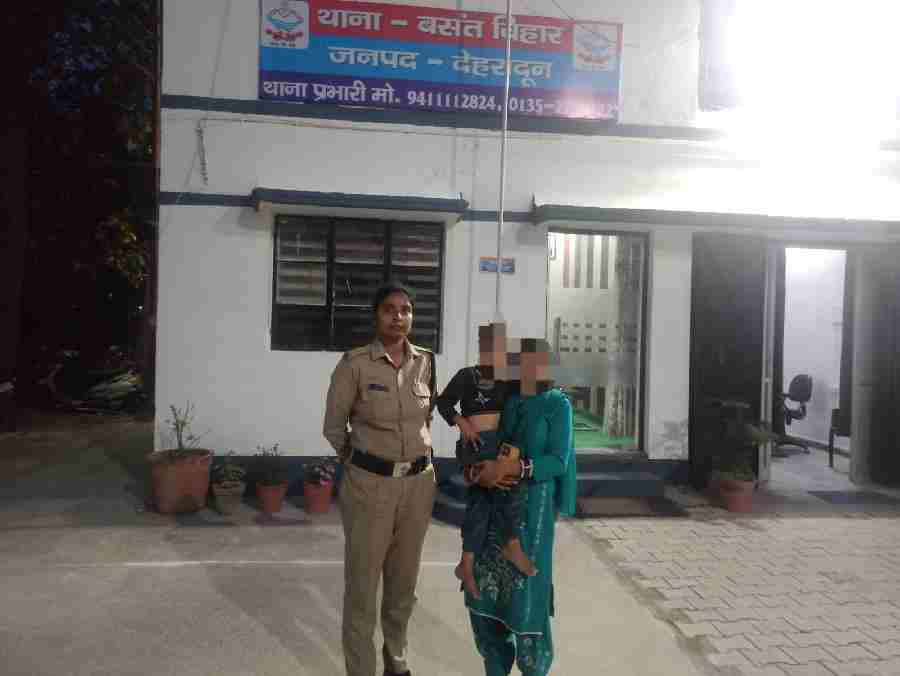 दून पुलिस ने लौटाई परिवार के चेहरे पर मुस्कान, खेल-खेल में घर से भटक गया था 4 वर्षीय बालक, बालक को सकुशल वापस पाकर परिजनों ने ली राहत की सांस