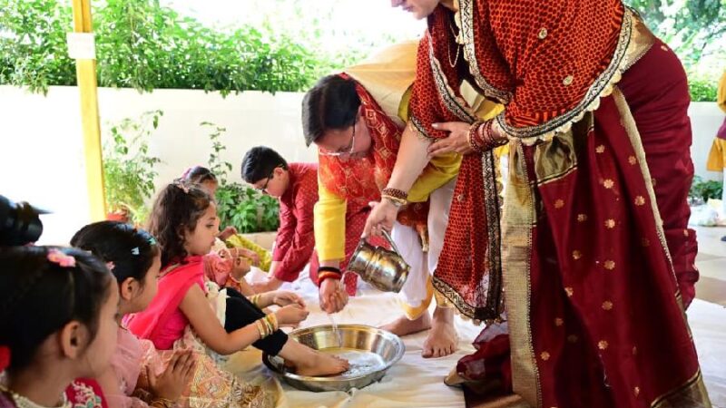 मुख्यमंत्री धामी ने रामनवमी के पावन अवसर पर मुख्यमंत्री आवास में किया कन्या पूजन, प्रदेश की खुशहाली की कामना