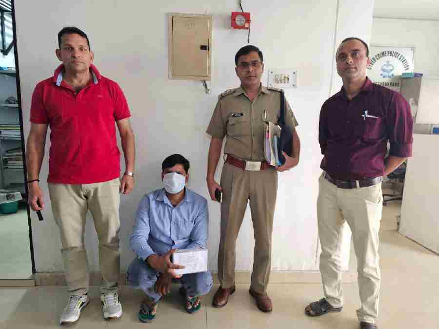 उत्तराखण्ड एस०टी०एफ० की साइबर क्राइम देहरादून टीम बड़ी कार्यवाही, सीनियर सिटिजन के साथ डिजिटल अरेस्ट कर साइबर धोखाधड़ी करने वाले अभियुक्त को किया गिरफ्तार