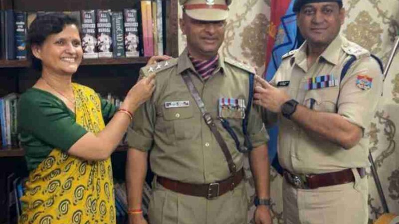 पदोन्नती पर एसएसपी देहरादून द्वारा पदोन्नत पुलिस अधिकारी को पद्दोन्नति पद के अलंकरण से किया अलंकृत
