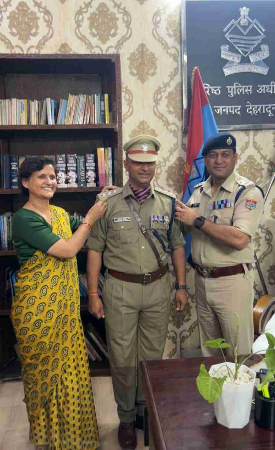 पदोन्नती पर एसएसपी देहरादून द्वारा पदोन्नत पुलिस अधिकारी को पद्दोन्नति पद के अलंकरण से किया अलंकृत