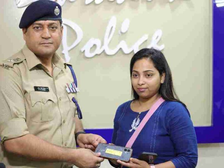 खोये मोबाइलों को वापस लौटाकर दून पुलिस ने बिखेरी चेहरों पर मुस्कान, अलग-अलग स्थानों से गुम हुए 70 लाख 45 हजार रू0 से अधिक मूल्य के 415 मोबाइल फोनों को किया रिकवर