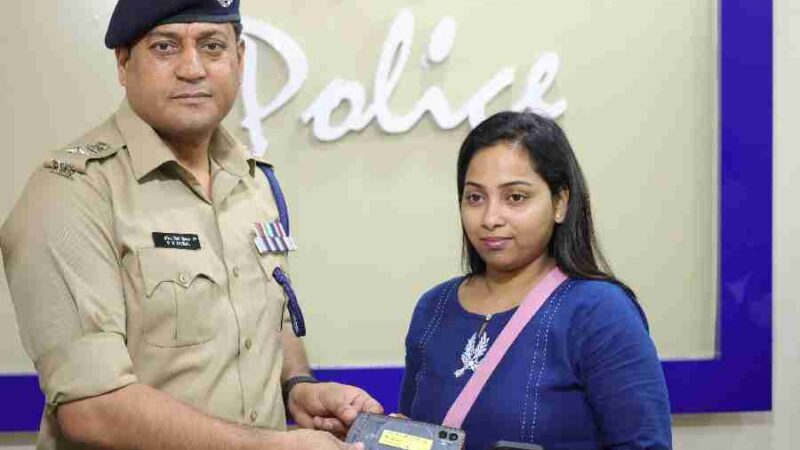 खोये मोबाइलों को वापस लौटाकर दून पुलिस ने बिखेरी चेहरों पर मुस्कान, अलग-अलग स्थानों से गुम हुए 70 लाख 45 हजार रू0 से अधिक मूल्य के 415 मोबाइल फोनों को किया रिकवर