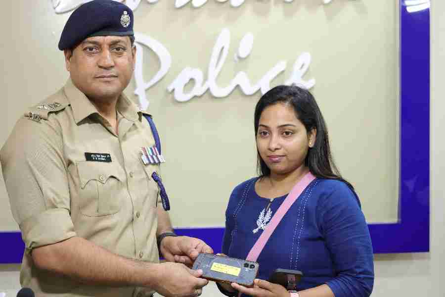 खोये मोबाइलों को वापस लौटाकर दून पुलिस ने बिखेरी चेहरों पर मुस्कान, अलग-अलग स्थानों से गुम हुए 70 लाख 45 हजार रू0 से अधिक मूल्य के 415 मोबाइल फोनों को किया रिकवर