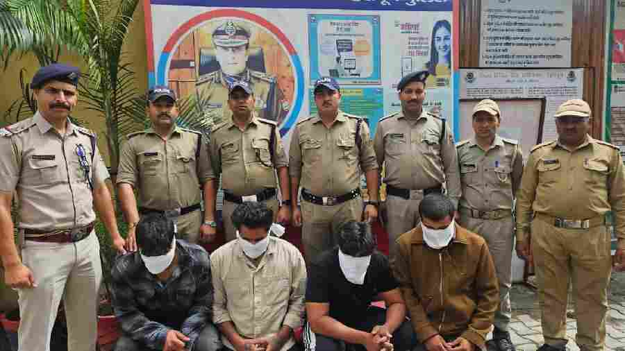 रात्रि चैकिंग के दौरान ड्यूटी पर नियुक्त पुलिसकर्मी तथा एक अन्य व्यक्ति को वाहन से टक्कर मारकर फरार हुए 4 अभियुक्तों को पुलिस ने किया गिरफ्तार