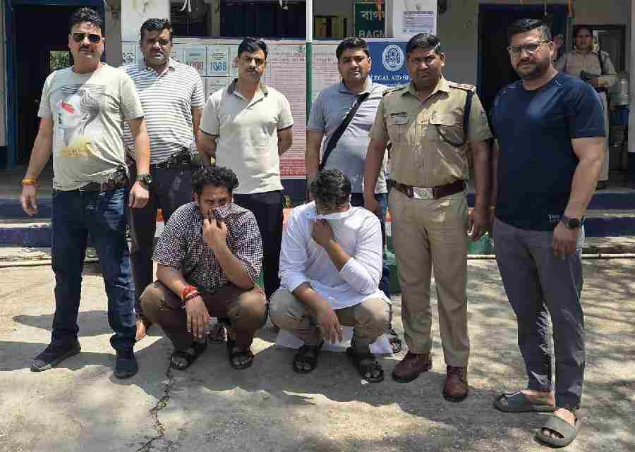 प्रेमनगर क्षेत्र में हुई मारपीट की घटना में छात्र की मृत्यु के प्रकरण में फरार चल रहे मुख्य अभियुक्त सहित 02 ईनामी अभियुक्त आये दून पुलिस की गिरफ्त में