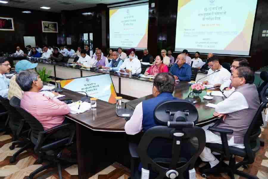 मुख्यमंत्री धामी ने सचिवालय में नैनीताल एवं ऊधमसिंहनगर जनपद की विभिन्न विधानसभाओं से संबंधित मुख्यमंत्री घोषणाओं की समीक्षा की