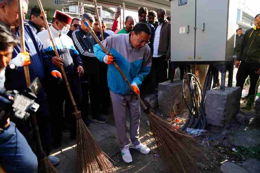 मुख्यमंत्री धामी ने बल्लूपुर चौक में नगर निगम, देहरादून द्वारा आयोजित “स्वेच्छा से स्वच्छता” कार्यक्रम में किया प्रतिभाग, प्रदेशवासियों को स्वच्छता के प्रति जागरूक रहने का दिया संदेश