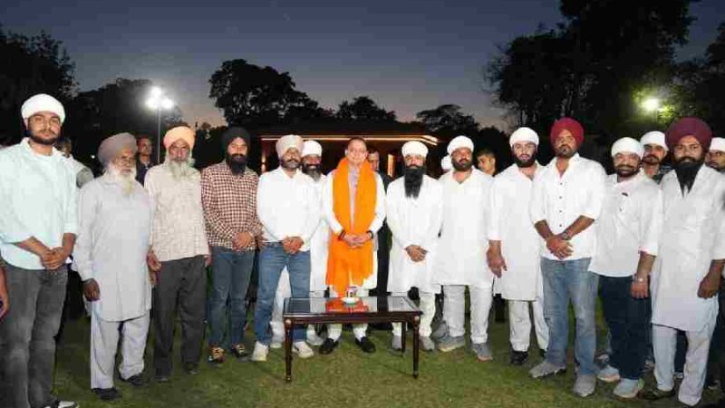 बैसाखी पर सीएम धामी से सिख प्रतिनिधिमंडल की भेंट, सौंपा सरोपा, केंद्र व राज्य सरकार के ऐतिहासिक निर्णयों की सिख समाज ने की सराहना