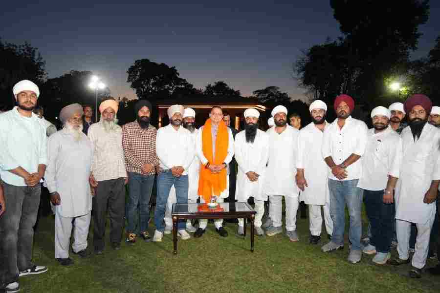 बैसाखी पर सीएम धामी से सिख प्रतिनिधिमंडल की भेंट, सौंपा सरोपा, केंद्र व राज्य सरकार के ऐतिहासिक निर्णयों की सिख समाज ने की सराहना