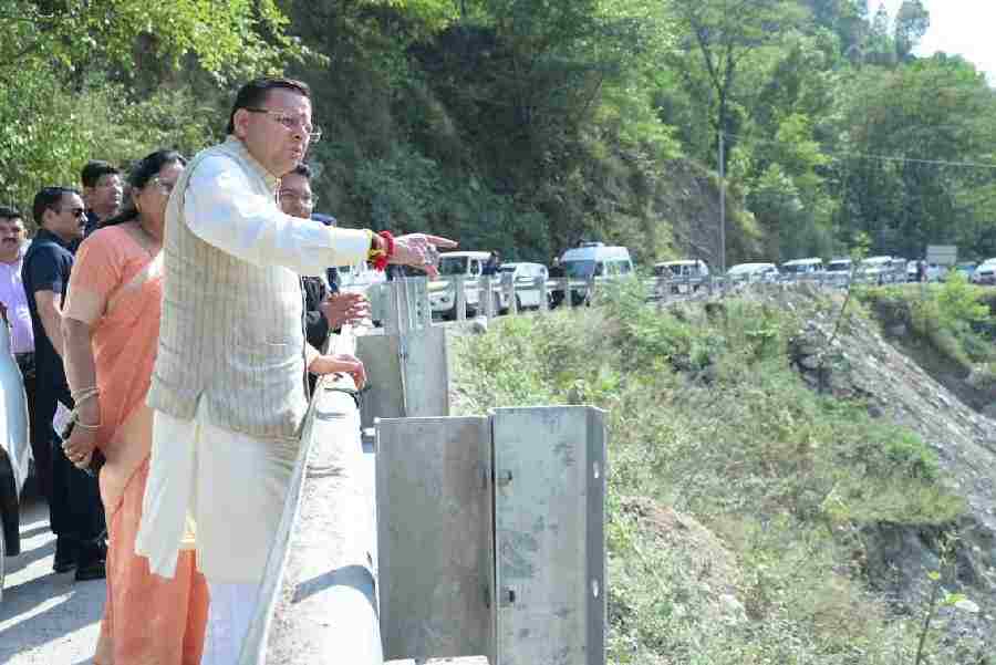 चारधाम यात्रा के मद्देनजर ग्राउंड जीरो पर उतरे मुख्यमंत्री, रुद्रप्रयाग से गुप्तकाशी तक सड़क मार्ग से किया यात्रा मार्ग का निरीक्षण