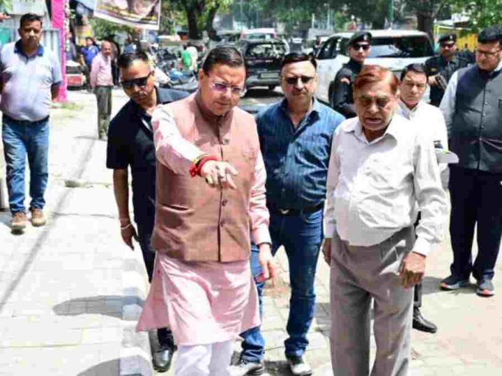 सीएम हेल्पलाइन पर दर्ज शिकायत की पड़ताल करने खुद मौके पर पहुंचे सीएम धामी, जन शिकायत की पड़ताल करने मौके पर पहुंचे सीएम, वीडियो कॉल के जरिए अधिकारियों को दिखाई स्थिति