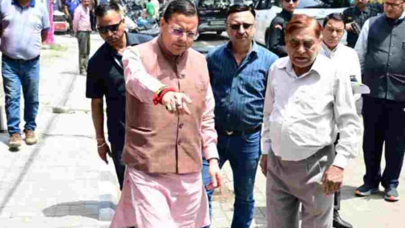 सीएम हेल्पलाइन पर दर्ज शिकायत की पड़ताल करने खुद मौके पर पहुंचे सीएम धामी, जन शिकायत की पड़ताल करने मौके पर पहुंचे सीएम, वीडियो कॉल के जरिए अधिकारियों को दिखाई स्थिति