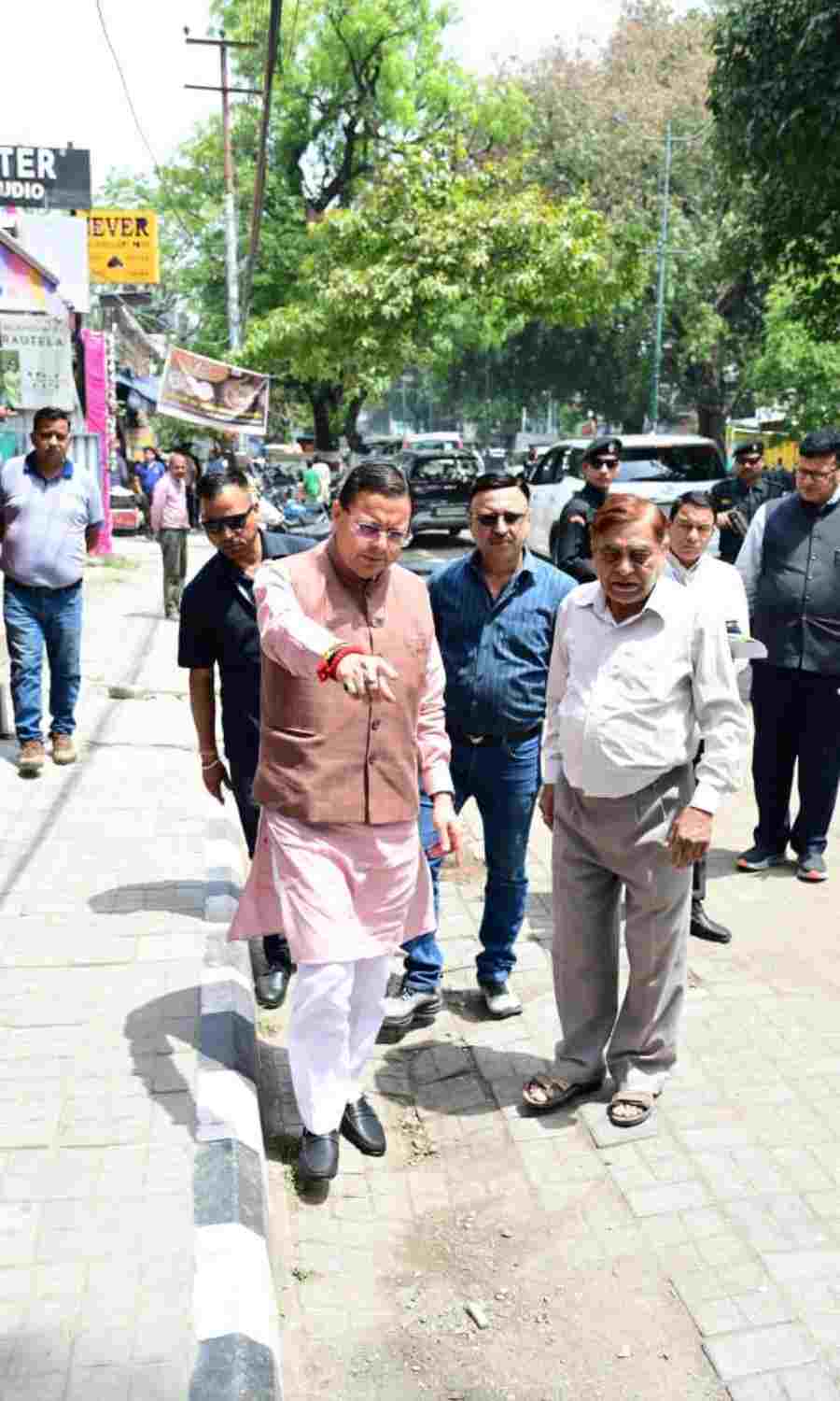 सीएम हेल्पलाइन पर दर्ज शिकायत की पड़ताल करने खुद मौके पर पहुंचे सीएम धामी, जन शिकायत की पड़ताल करने मौके पर पहुंचे सीएम, वीडियो कॉल के जरिए अधिकारियों को दिखाई स्थिति