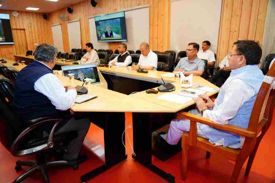 चारधाम यात्रा 2026 को पूरी तरह प्लास्टिक मुक्त बनाने का ऐतिहासिक पहल , ड्रोन से होगी कूड़ा और प्लास्टिक वेस्ट की मॉनिटरिंग, सीएम धामी के सख्त निर्देश—कूड़ा फैलाने वालों पर होगी कड़ी कार्रवाई