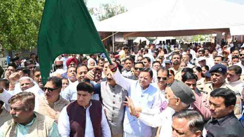 मुख्यमंत्री ने ऋषिकेश से चार धाम जाने वाली बसों को हरी झंडी दिखाकर किया रवाना