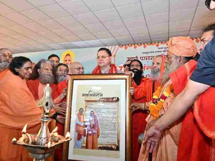 स्वामी परमानन्द गिरि जी महाराज की 71वीं संन्यास जयंती के उपलक्ष्य में मुख्यमंत्री ने दीप प्रज्वलित कर कार्यक्रम का किया शुभारंभ