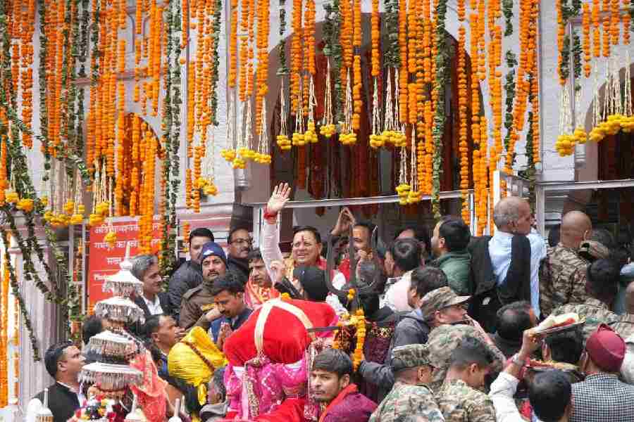 गंगोत्री और यमुनोत्री धाम के कपाट श्रद्धालुओं के लिए खुले, प्रधानमंत्री मोदी के नाम से दोनों धामों में की गई पहली पूजा, गंगोत्री धाम में कपाटोद्घाटन के अवसर पर मुख्यमंत्री ने की विशेष पूजा-अर्चना