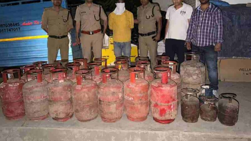 रसोई गैस संकट के बीच गैस सिलेंडरों की कालाबाजारी का खुलासा, गैस सिलेंडरों की कालाबाजारी/अवैध बिक्री में संलिप्त 1 अभियुक्त को पुलिस ने चेकिंग अभियान के दौरान किया गिरफ्तार
