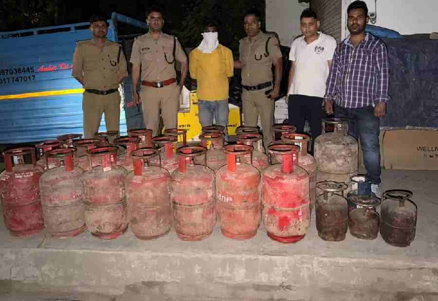 रसोई गैस संकट के बीच गैस सिलेंडरों की कालाबाजारी का खुलासा, गैस सिलेंडरों की कालाबाजारी/अवैध बिक्री में संलिप्त 1 अभियुक्त को पुलिस ने चेकिंग अभियान के दौरान किया गिरफ्तार