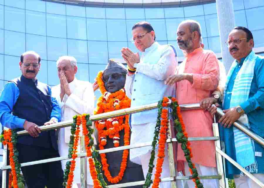 सीएम धामी ने उत्तर प्रदेश के पूर्व मुख्यमंत्री स्वर्गीय हेमवती नंदन बहुगुणा की 107वीं जयंती के अवसर पर उनकी प्रतिमा पर माल्यार्पण कर उन्हें भावपूर्ण श्रद्धांजलि अर्पित की