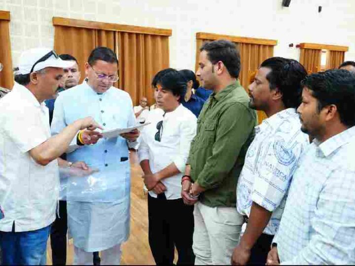 सीएम धामी ने मुख्यमंत्री कैंप कार्यालय स्थित मुख्य सेवक सदन में  प्रदेशभर से आए नागरिकों की समस्याएं सुनीं