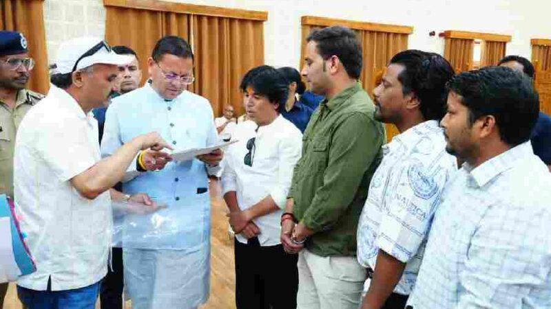 सीएम धामी ने मुख्यमंत्री कैंप कार्यालय स्थित मुख्य सेवक सदन में  प्रदेशभर से आए नागरिकों की समस्याएं सुनीं