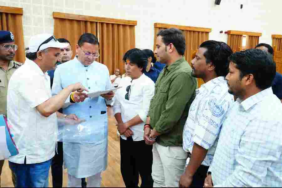 सीएम धामी ने मुख्यमंत्री कैंप कार्यालय स्थित मुख्य सेवक सदन में  प्रदेशभर से आए नागरिकों की समस्याएं सुनीं