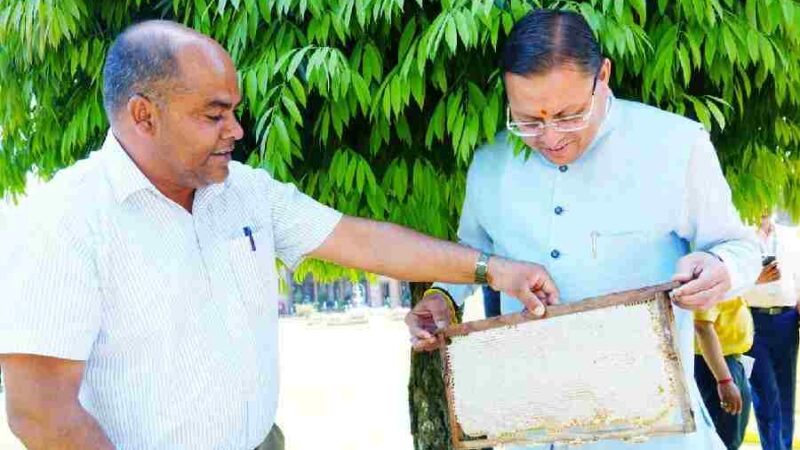 सीएम ने मुख्यमंत्री आवास परिसर में शहद निकालने की प्रक्रिया का किया अवलोकन, मुख्यमंत्री आवास परिसर में इस वर्ष मात्र 45 दिनों की अवधि में 520 किलोग्राम शहद का किया गया उत्पादन