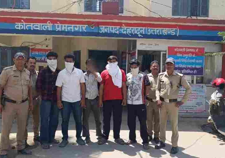 सार्वजनिक स्थान पर हुडदंग करने वालों को दून पुलिस ने पढाया कानून का पाठ, लोक-शान्ति भंग करने वाले 5 व्यक्तियो को पुलिस ने किया गिरफ्तार