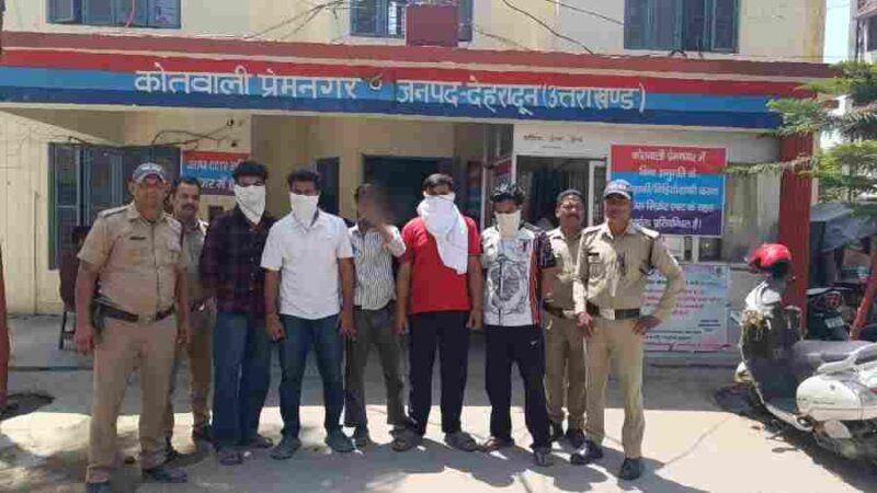 सार्वजनिक स्थान पर हुडदंग करने वालों को दून पुलिस ने पढाया कानून का पाठ, लोक-शान्ति भंग करने वाले 5 व्यक्तियो को पुलिस ने किया गिरफ्तार