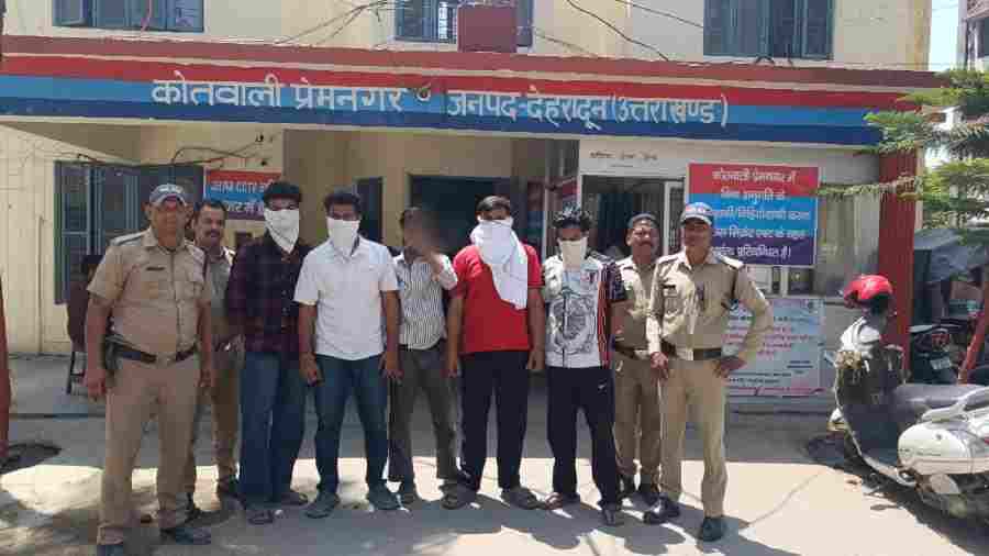 सार्वजनिक स्थान पर हुडदंग करने वालों को दून पुलिस ने पढाया कानून का पाठ, लोक-शान्ति भंग करने वाले 5 व्यक्तियो को पुलिस ने किया गिरफ्तार