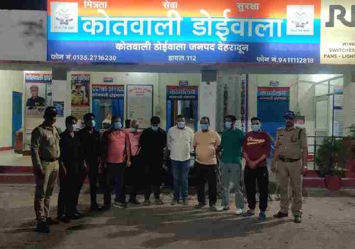 सार्वजनिक स्थानों, सड़क किनारे शराब पीने वालों के विरुद्ध दून पुलिस ने की कार्रवाई, 14 लोगों को पुलिस ने लिया हिरासत में