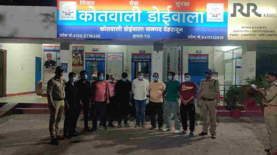 सार्वजनिक स्थानों, सड़क किनारे शराब पीने वालों के विरुद्ध दून पुलिस ने की कार्रवाई, 14 लोगों को पुलिस ने लिया हिरासत में