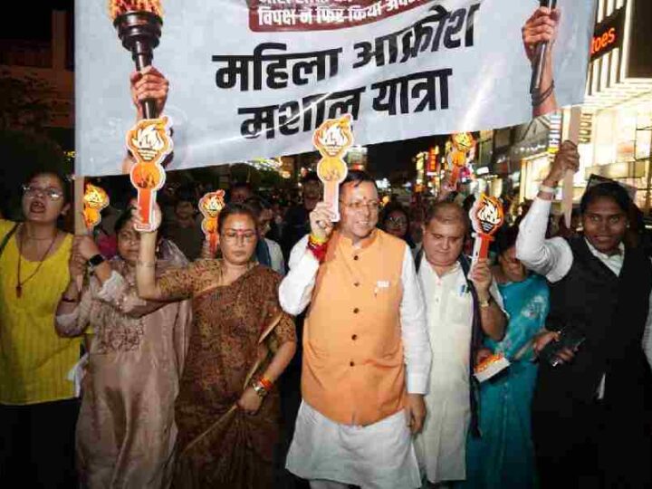 महिला आरक्षण बिल गिरने पर सड़कों पर उतरी मातृशक्ति, देहरादून में सीएम धामी के नेतृत्व में महिला आक्रोश मशाल यात्रा में उमड़ा जनसैलाब