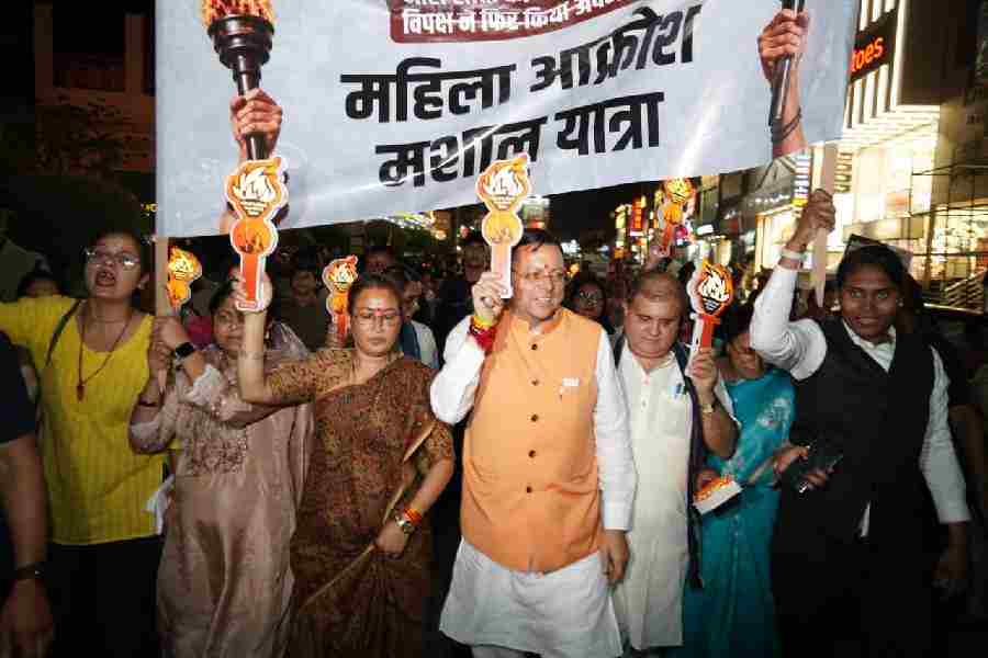 महिला आरक्षण बिल गिरने पर सड़कों पर उतरी मातृशक्ति, देहरादून में सीएम धामी के नेतृत्व में महिला आक्रोश मशाल यात्रा में उमड़ा जनसैलाब