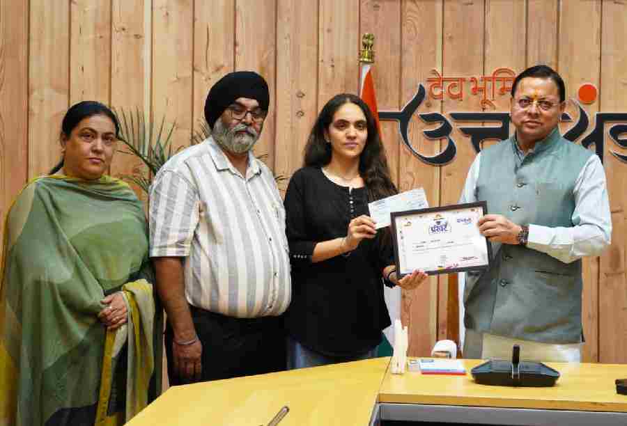 मुख्यमंत्री ने ‘प्रखर छात्रवृत्ति योजना 2025’ के तहत मेधावी विद्यार्थियों को किया सम्मानित