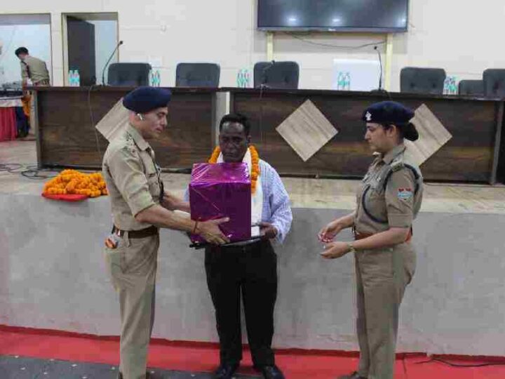 माह अप्रैल में सेवानिवृत्त होने वाले पुलिस कर्मियों के लिये किया गया विदाई समारोह का आयोजन, पुलिस अधीक्षक ऋषिकेश द्वारा सेवानिवृत्त होने वाले पुलिसकर्मियों को दी गई भाव-भीनी विदाई